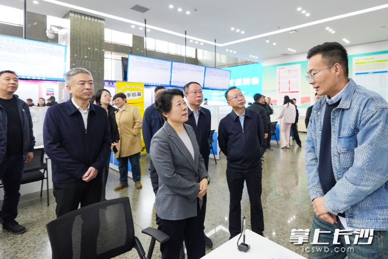 12月19日,省委常委、市委书记吴桂英专题调研重点民生实事工作,来到长沙市人力资源市场。 12月19日,省委常委、市委书记吴桂英专题调研重点民生实事工作,来到长沙市人力资源市场。