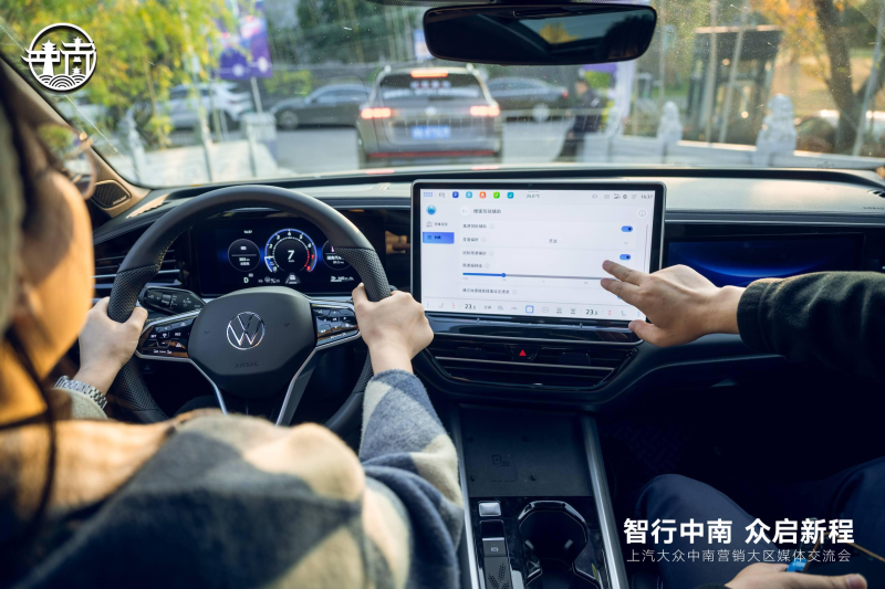 媒体代表在体验上汽大众旗下车型。