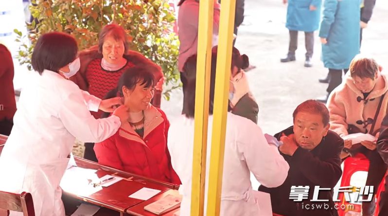 宁乡市人民医院的义诊团队为村民提供用药指导和健康管理建议。