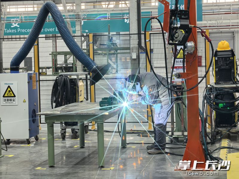 海信(长沙)家电产业园里耀射出的产业之光。长沙晚报全媒体记者 张禹 摄 海信(长沙)家电产业园里耀射出的产业之光。长沙晚报全媒体记者 张禹 摄