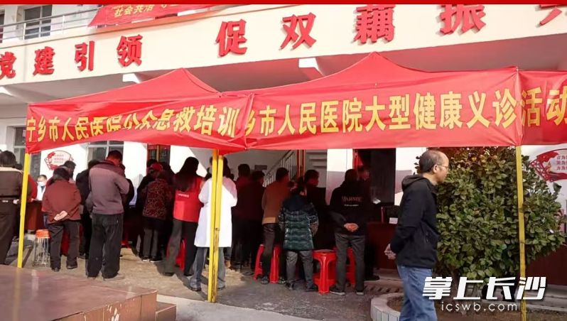 以“人医惠民护健康，文化送暖润粮仓”为主题的综合性惠民活动，在宁乡市老粮仓镇举行。均为长沙晚报全媒体记者 张禹 通讯员 朱果红 摄影报道