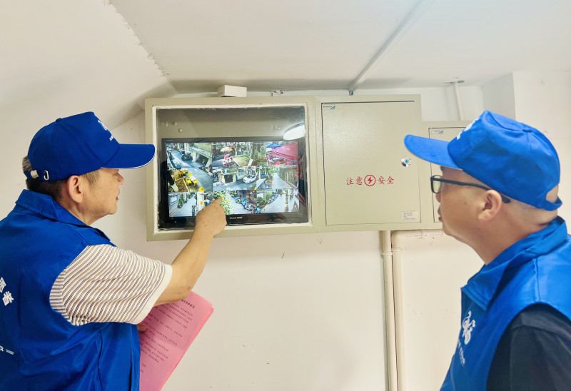 消防专干通过“天眼”摄像头监控消防隐患。