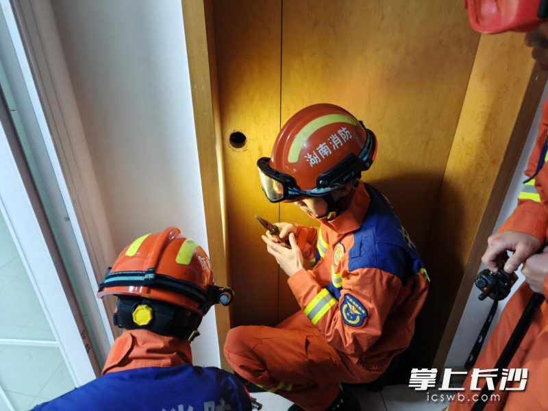 消防员正在进行营救。 长沙晚报通讯员 朱伟强 摄 消防员正在进行营救。 长沙晚报通讯员 朱伟强 摄