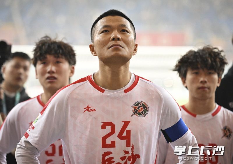 与永州队的半决赛后，长沙队队员赛后答谢球迷。长沙晚报全媒体记者 余劭劼 摄
