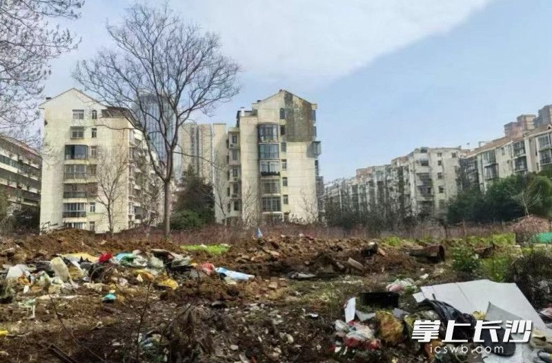 改造前的停车场为一处无人管理的垃圾堆放点,建筑废料、生活垃圾等随意丢弃。 资料图片 改造前的停车场为一处无人管理的垃圾堆放点,建筑废料、生活垃圾等随意丢弃。 资料图片