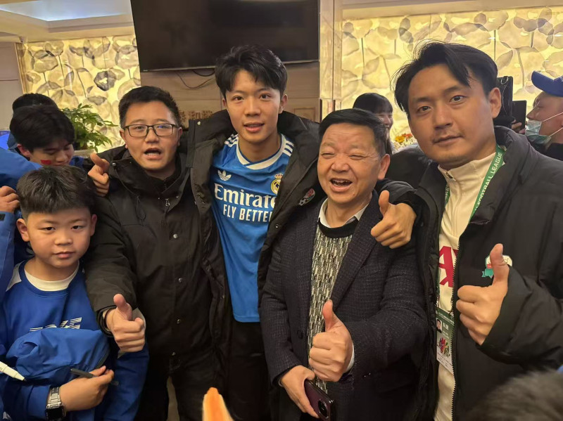 同升湖学校优秀毕业生、永州队球员张涛(左三)和长沙同升湖学校总校长孙培文(右二)。长沙晚报通讯员 胡浩翔 摄 同升湖学校优秀毕业生、永州队球员张涛(左三)和长沙同升湖学校总校长孙培文(右二)。长沙晚报通讯员 胡浩翔 摄