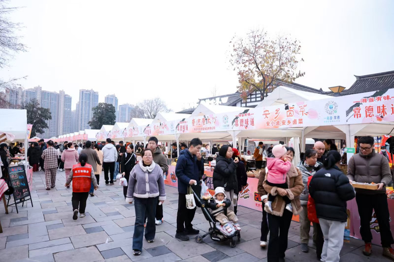 美食市集现场，吸引不少市民游客。
