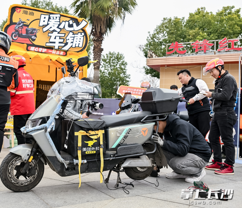 现场的暖心车铺。