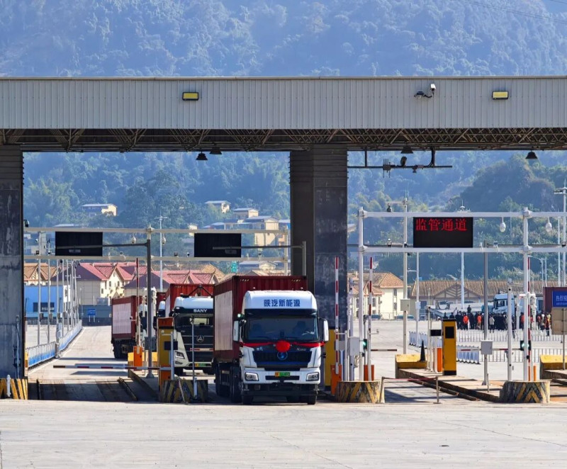 希迪智驾无人集卡通过卡口。受访者供图 希迪智驾无人集卡通过卡口。受访者供图