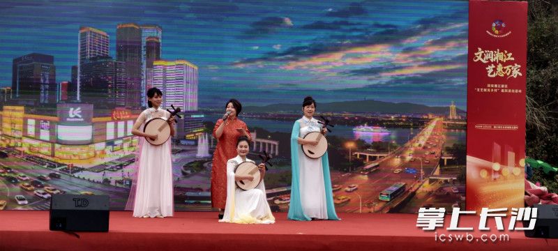 《家住长沙》表演。