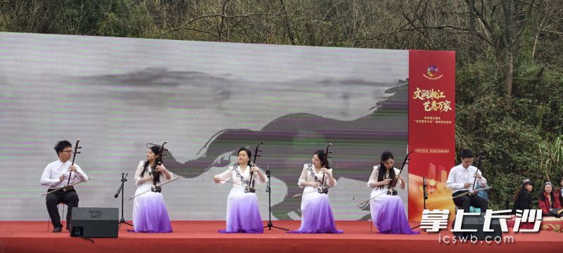 二胡齐奏。