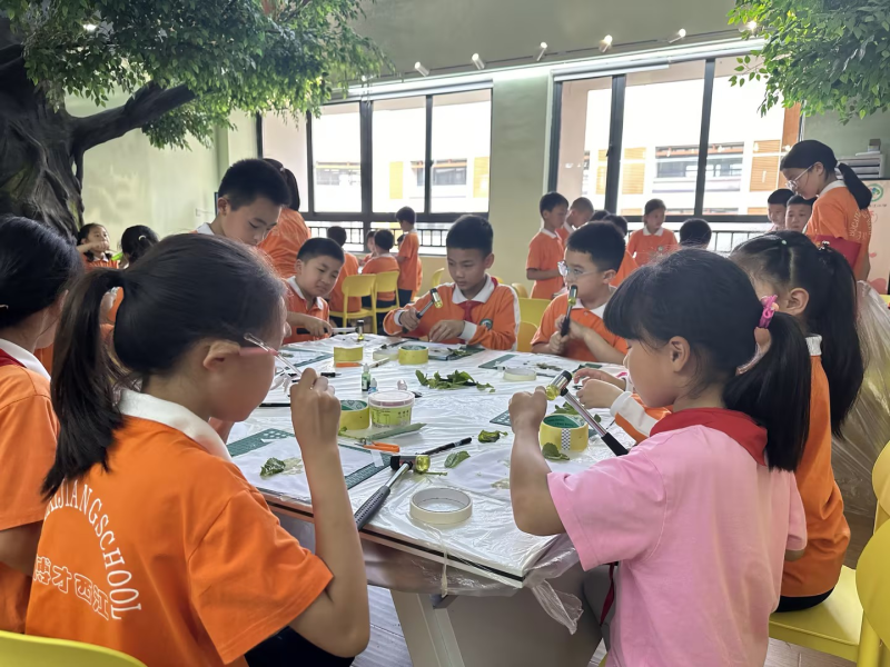 孩子们在树屋创作。 孩子们在树屋创作。