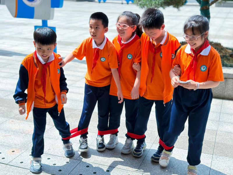 学生们在游戏中释放压力、增强自信。 学生们在游戏中释放压力、增强自信。