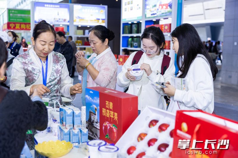 2025年农博会期间，长沙援藏队再次把贡嘎好物带到湖南乡亲面前。