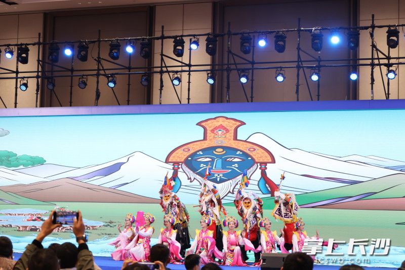 2025年11月，贡嘎县艺术团在长沙舞台上带来了精彩的藏戏表演。