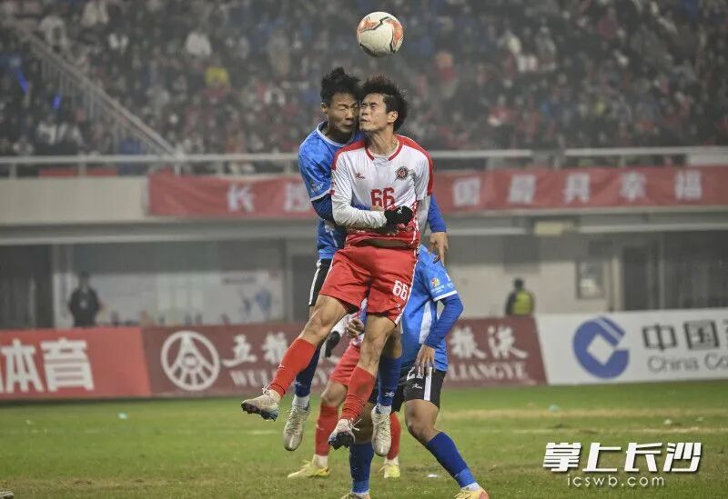 “湘超”赛场上的每个拼搏时刻，都是队员终生难忘的宝贵财富。余劭劼 摄