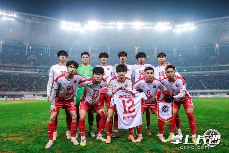 与永州队的半决赛前，长沙队展示12号球衣，献给支持长沙队的球迷。长沙市足球协会供图