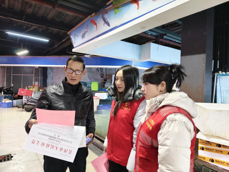 网格员向辖区商户宣讲烟花爆竹禁限放政策和燃气安全知识。 均为通讯员供图