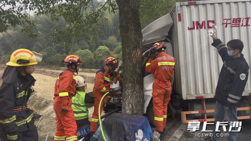消防人员正在进行营救。 长沙晚报通讯员 李友义 摄