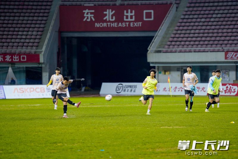 大湾区湖南人队进行赛前踩场训练。 均为长沙晚报全媒体记者冯启阳摄