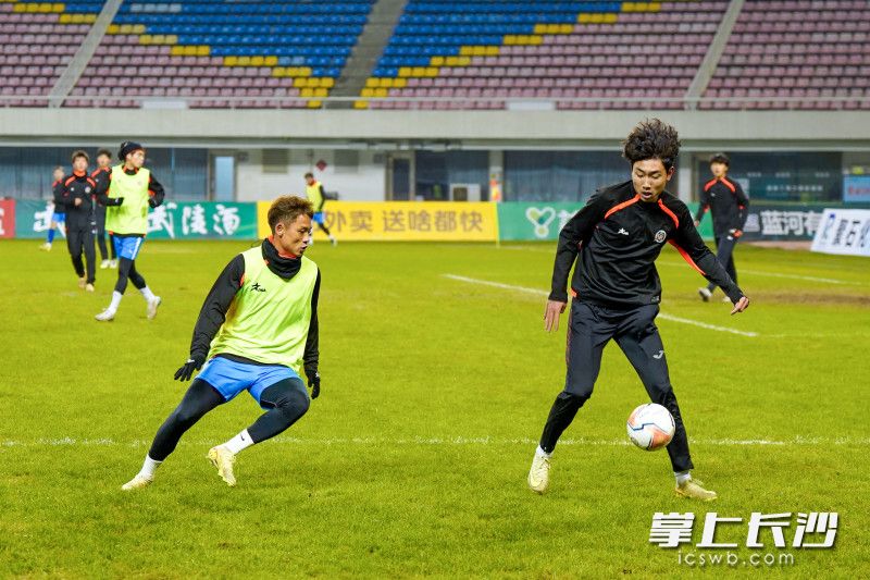 长沙队队员进行对抗训练。