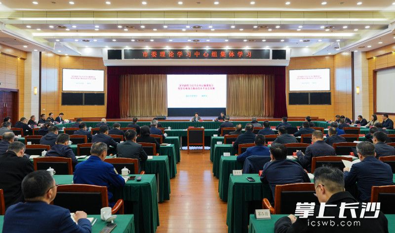 12月23日，市委理论学习中心组围绕“深入学习贯彻习近平总书记关于应急管理和安全生产的重要论述”开展集体学习。