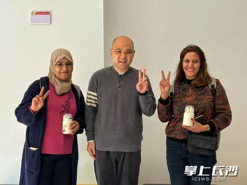 突尼斯友人和周全（中）合影。 均为通讯员供图