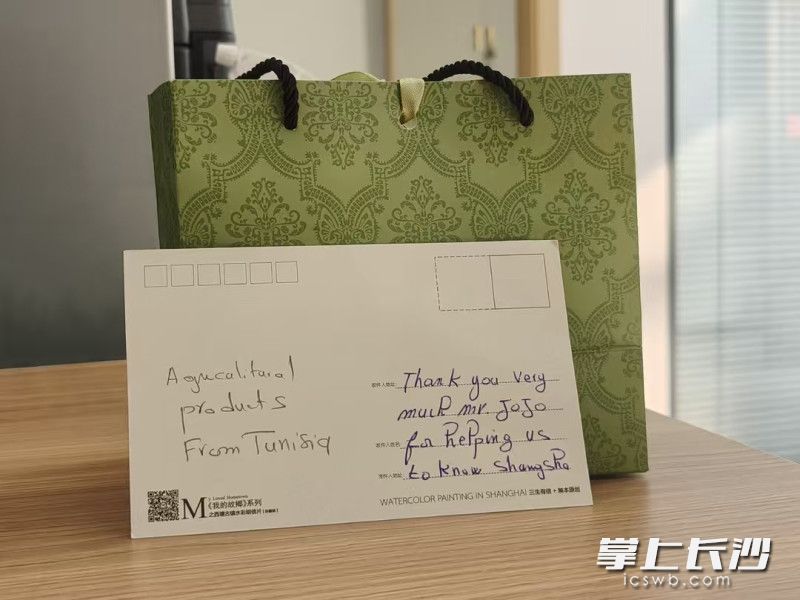 手写明信片和礼物。