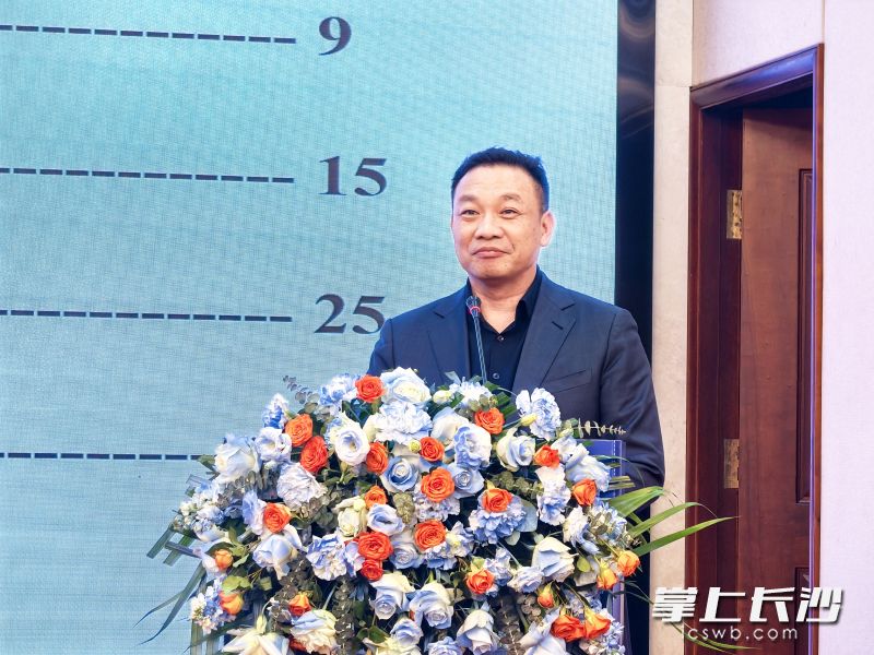 圣钘科技董事长兼CEO梁成都现场进行项目分享。 圣钘科技董事长兼CEO梁成都现场进行项目分享。