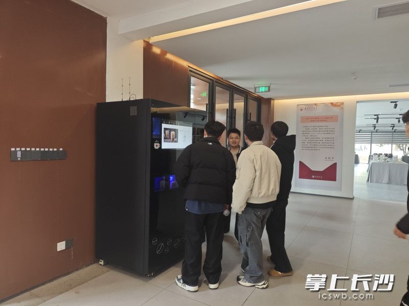 杨时若和团队打造的“东方智咖”智能咖啡机。