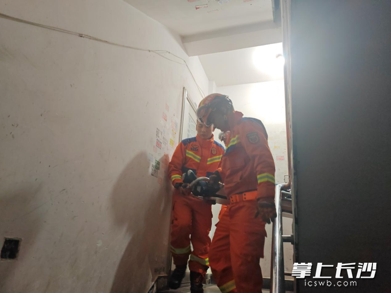 消防员转运患者。 长沙晚报通讯员 彭宇环 摄