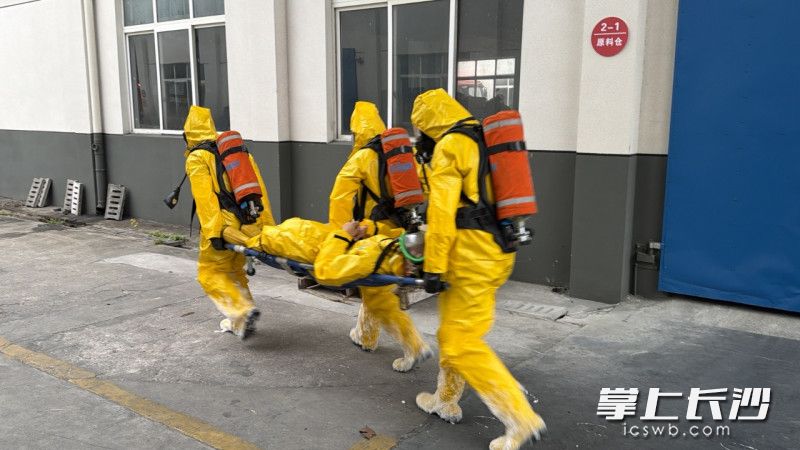 成功营救“被困人员”。
