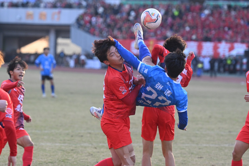 对阵娄底队打入惊世倒钩的永州队队员张涛是长沙人。郭立亮 摄