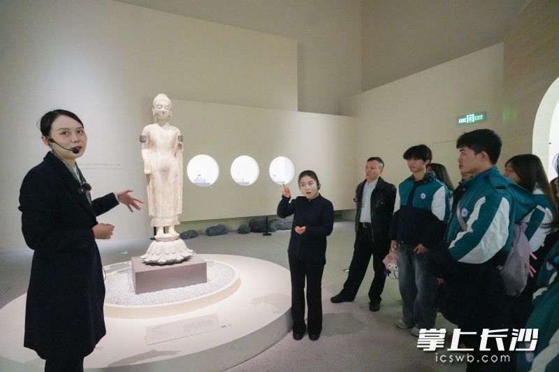 12月24日上午，湖南省博物馆为“手语星球公益组织”的听障群体举办专场教育活动。长沙晚报全媒体记者 邹麟 摄