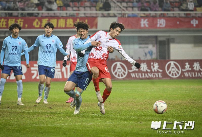 长沙队谭想门前抢点。