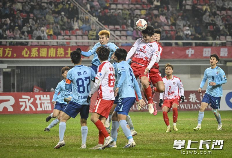 长沙队队员争顶。