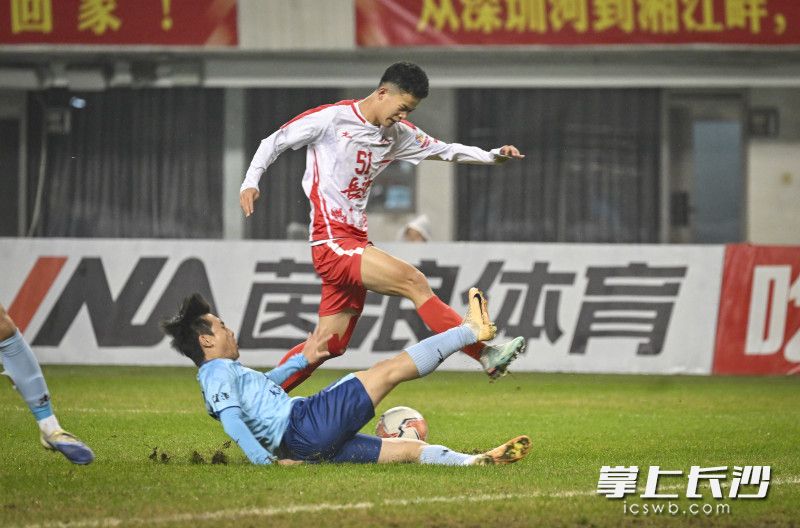 长沙队球员杨椰文在比赛中射门。