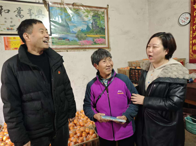 深入到幼儿家庭进行家访和精准一对一帮扶。