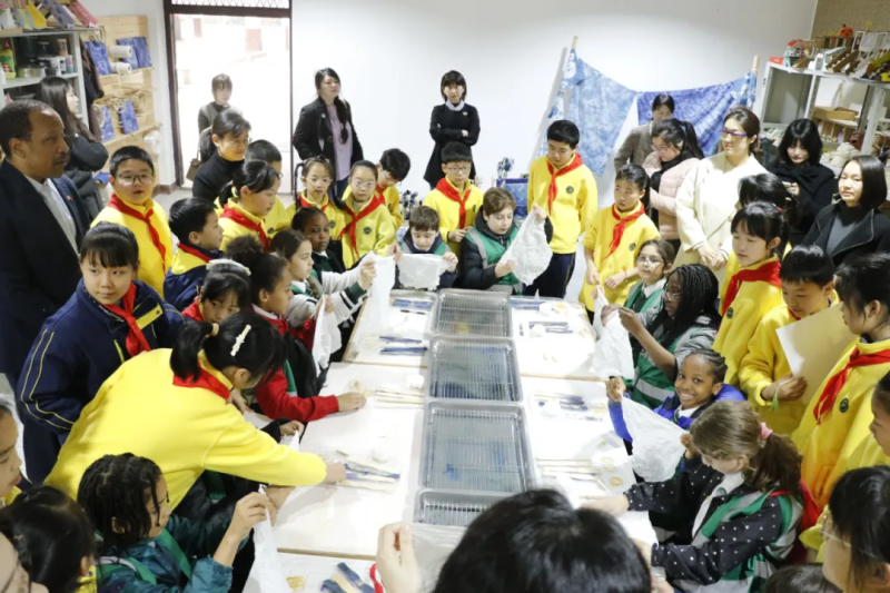 英国Albion Primary School校长Mr. Karl率师生代表团一行16人访问雨花区泰禹小学，进行教育合作。