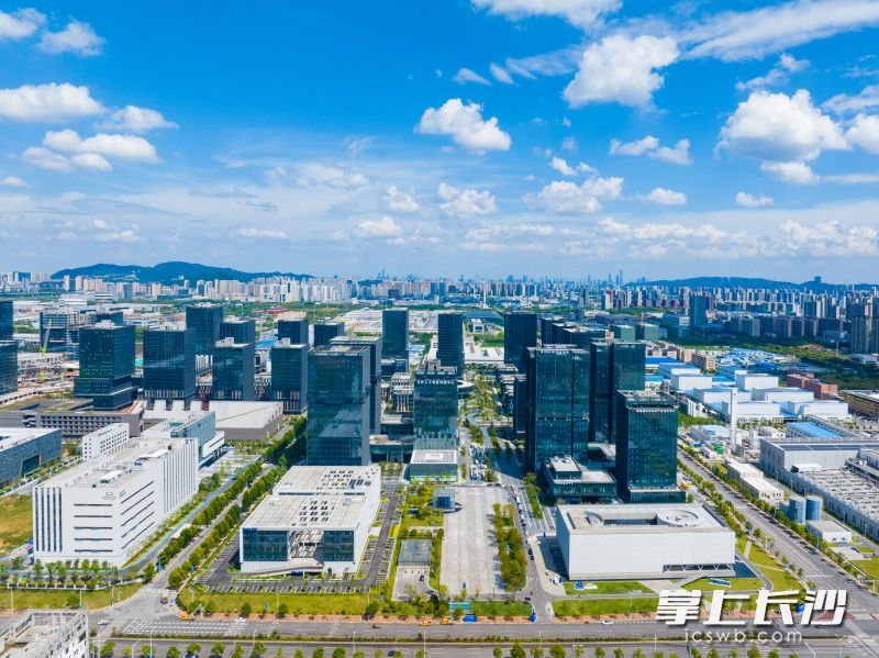 图为世界计算·长沙智谷的数字空间站，里面一个个数字科技搭建的智慧应用屏幕，兼具科技感和实用性。邹麟 摄