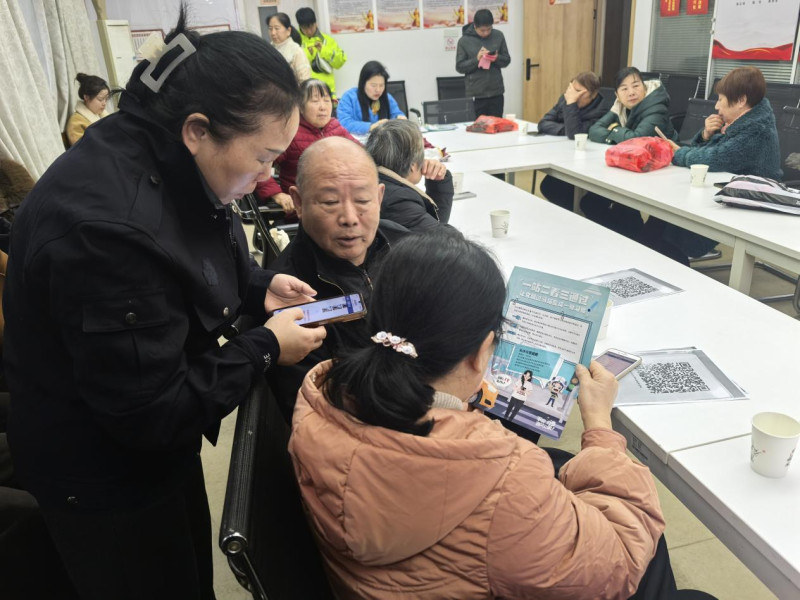 现场，大家认真学习相关知识。均为通讯员 李凯茜 供图