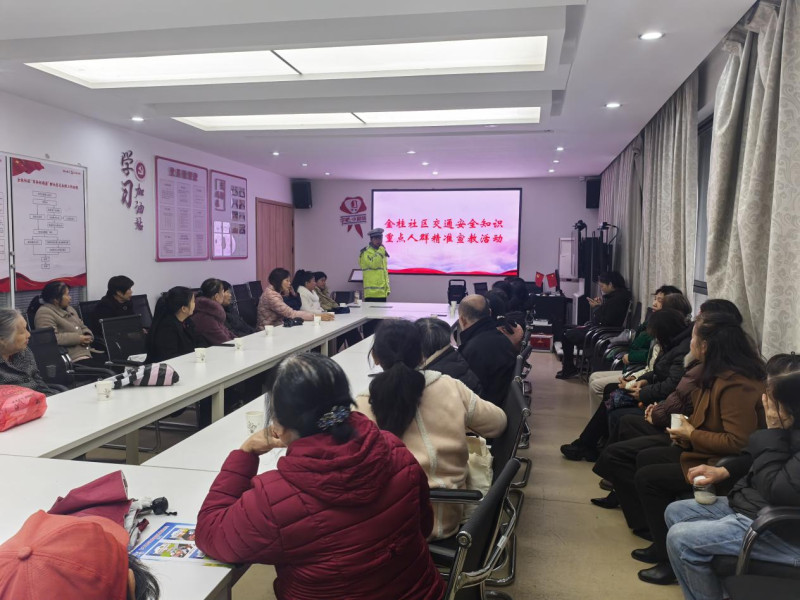 交警讲解出行安全知识。