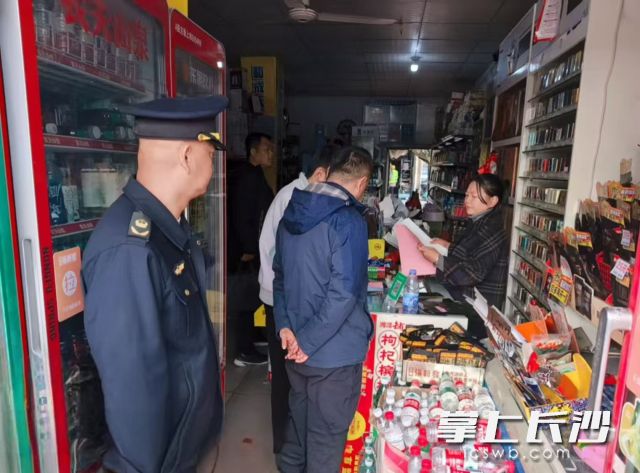 此次专项整治对辖区农贸市场、便民超市、闲置厂房等风险点位展开全面清查。 此次专项整治对辖区农贸市场、便民超市、闲置厂房等风险点位展开全面清查。