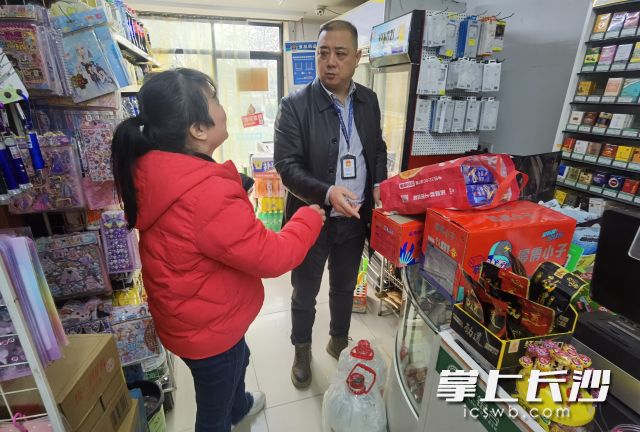 芙蓉区东岸街道全面启动烟花爆竹打非治违专项整治行动。 均为长沙晚报通讯员苏宁供图 芙蓉区东岸街道全面启动烟花爆竹打非治违专项整治行动。 均为长沙晚报通讯员苏宁供图