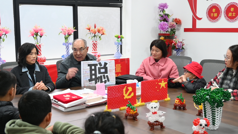 岳麓二小关工委组织家长与学生走进“汪嗲工作室”开展主题教育实践活动。通讯员供图