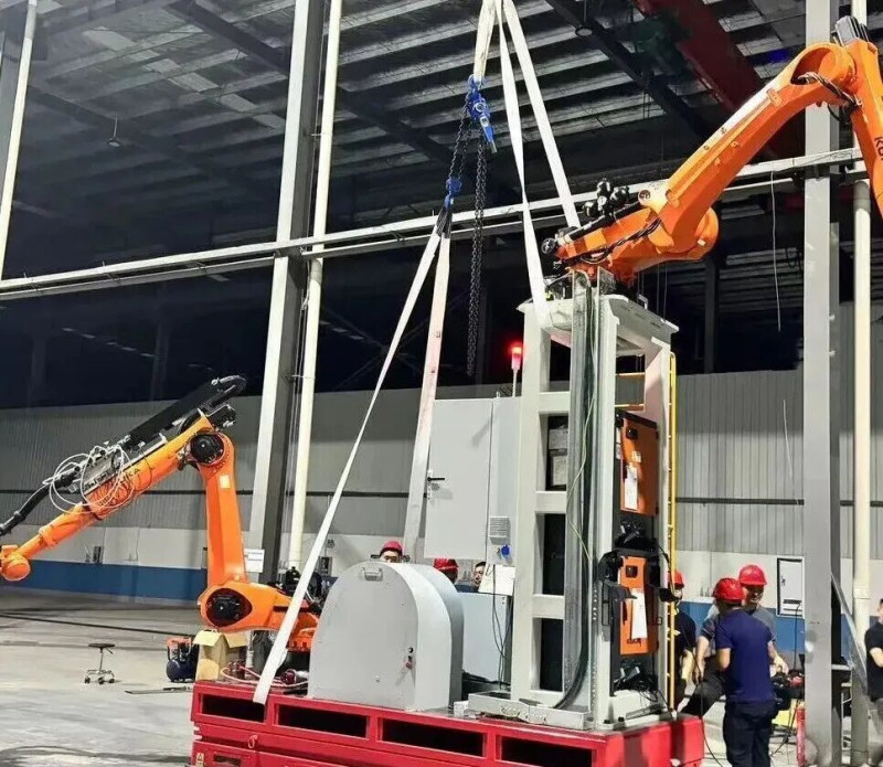 深眸科技AI滚涂机器人由工业视觉系统、涂装系统、泵漆系统、底盘系统四大部分组成。通讯员供图