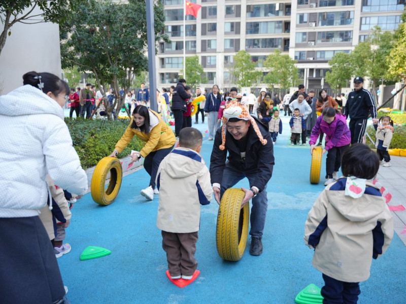 亲子运动会洋溢着欢乐的笑声。