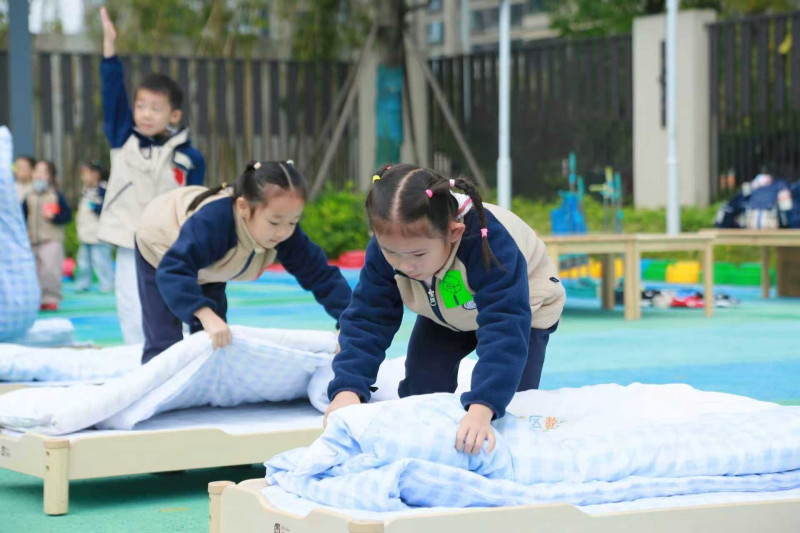 孩子们正在进行自理能力比赛。