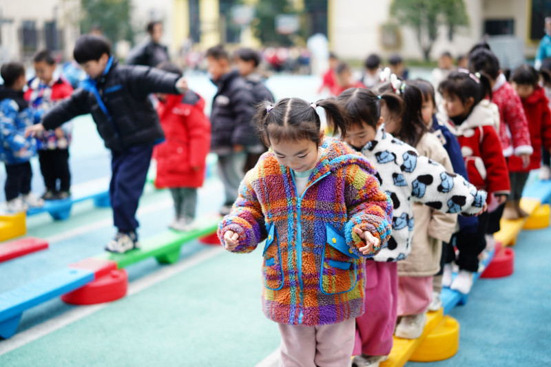 孩子们正在走平衡木。 均为通讯员 供图