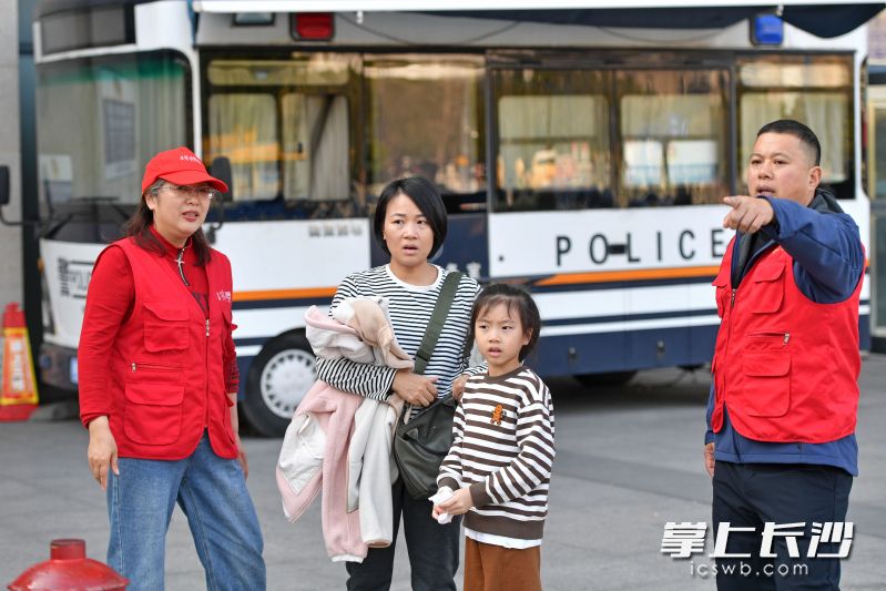 在锦泰广场,芙蓉区荷花园街道的“荷花号”志愿服务队正忙着为旅客指路、搬运行李、解答疑问。 均为长沙晚报全媒体记者王志伟摄 在锦泰广场,芙蓉区荷花园街道的“荷花号”志愿服务队正忙着为旅客指路、搬运行李、解答疑问。 均为长沙晚报全媒体记者王志伟摄